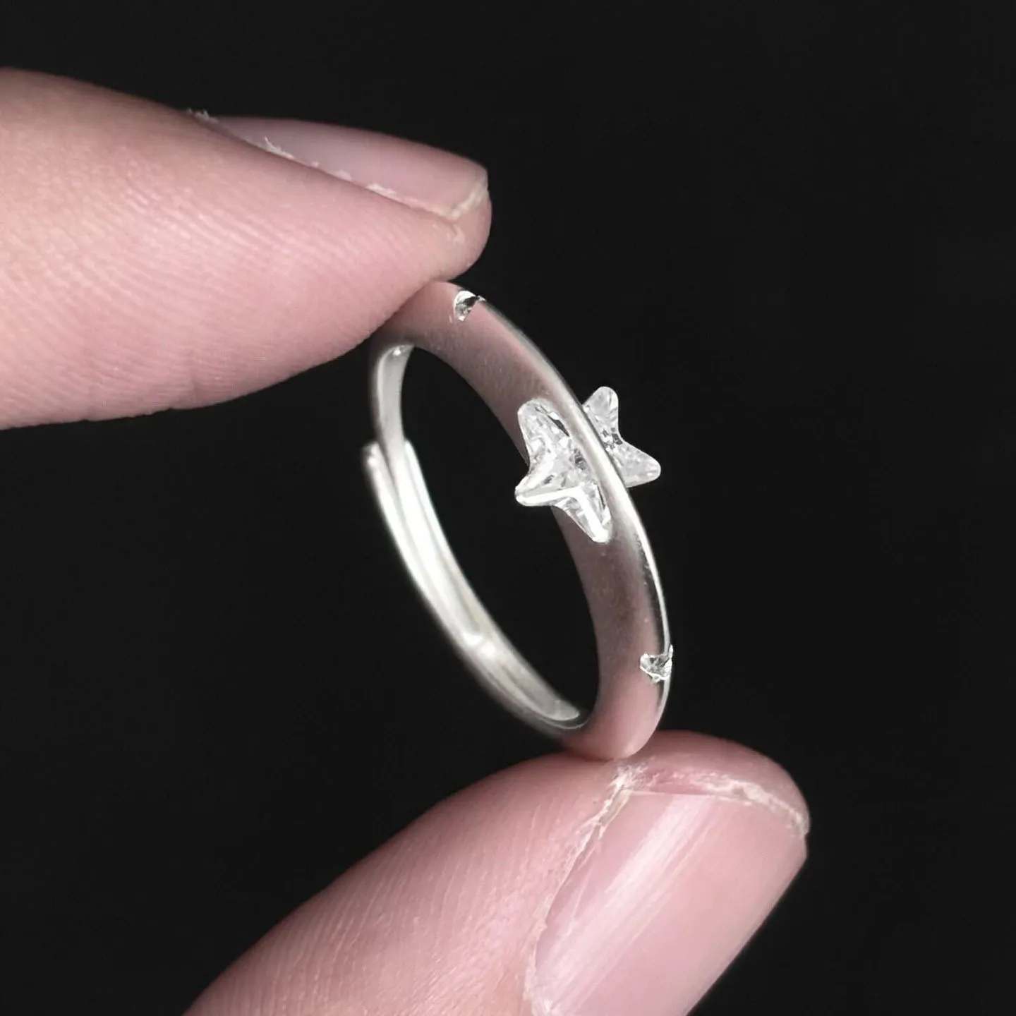 

Новинка: матовое кольцо с минималистичным дизайном в виде звезды, изысканное кольцо с тонким ободком для женщин, регулируемое, серебряное, для вечеринок, в подарок.