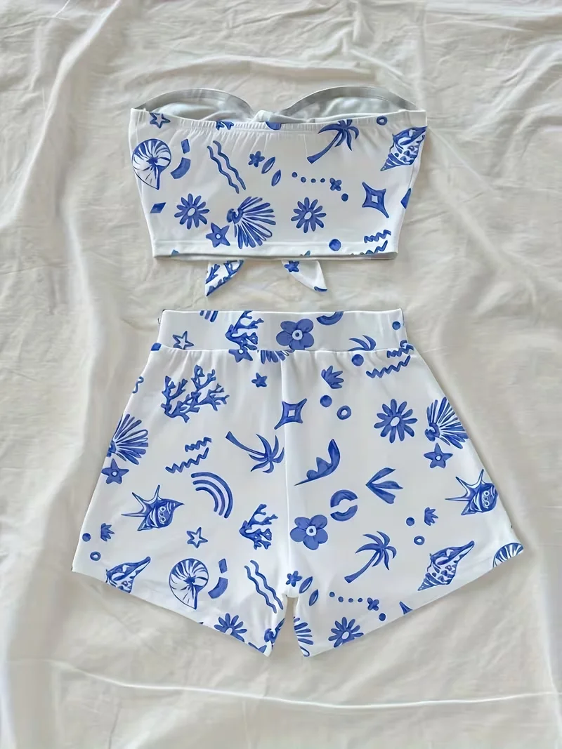 Damski letni zestaw dwuczęściowy: top z efektem skręcenia z przodu i szorty, idealny na wakacje na plaży.