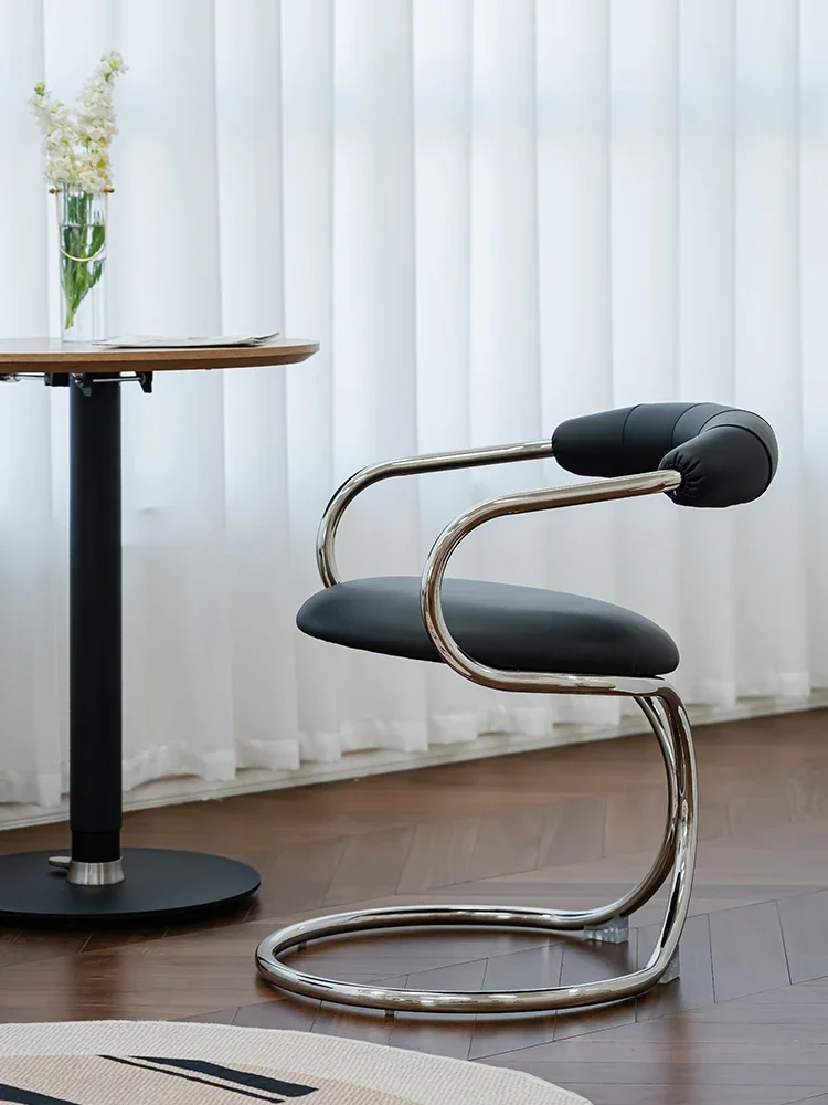 カスタマイズされたステンレス鋼の背もたれ,モダンなダイニングチェア,北欧の家具,寝室と化粧用のアームチェア,リビングルーム