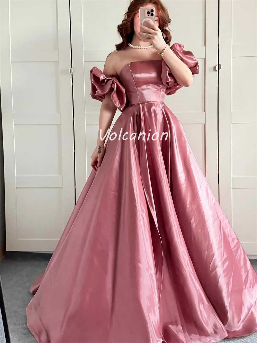 ที่กําหนดเองสไตล์โมเดิร์นประณีต Charmeuse Ruched จีบ A-Line Ball Gown Off-the-ไหล่ชุดยาว Bespoke โอกาสชุด