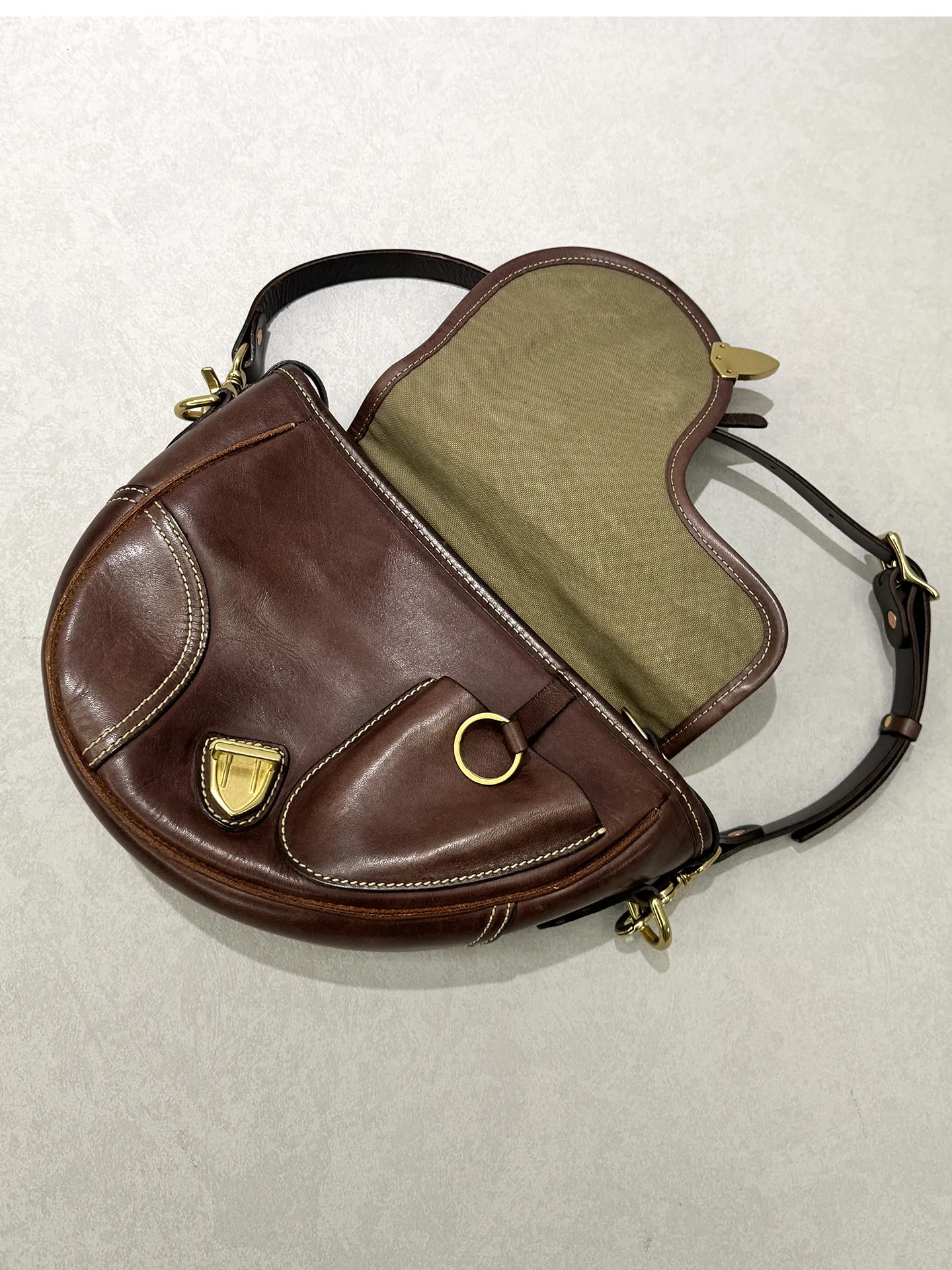 Handgefertigte, hochwertige Damen-Satteltasche aus erstklassigem Rindsleder für den täglichen Gebrauch, luxuriöse Schultertasche aus echtem Leder für Reisen. – Detail 30