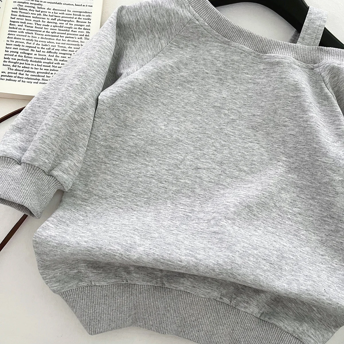 سترة بناتي جديدة لعام 2025 مكشوفة الأكتاف بلوفر كوري طويل بكتف مائل وأكمام طويلة للربيع والخريف