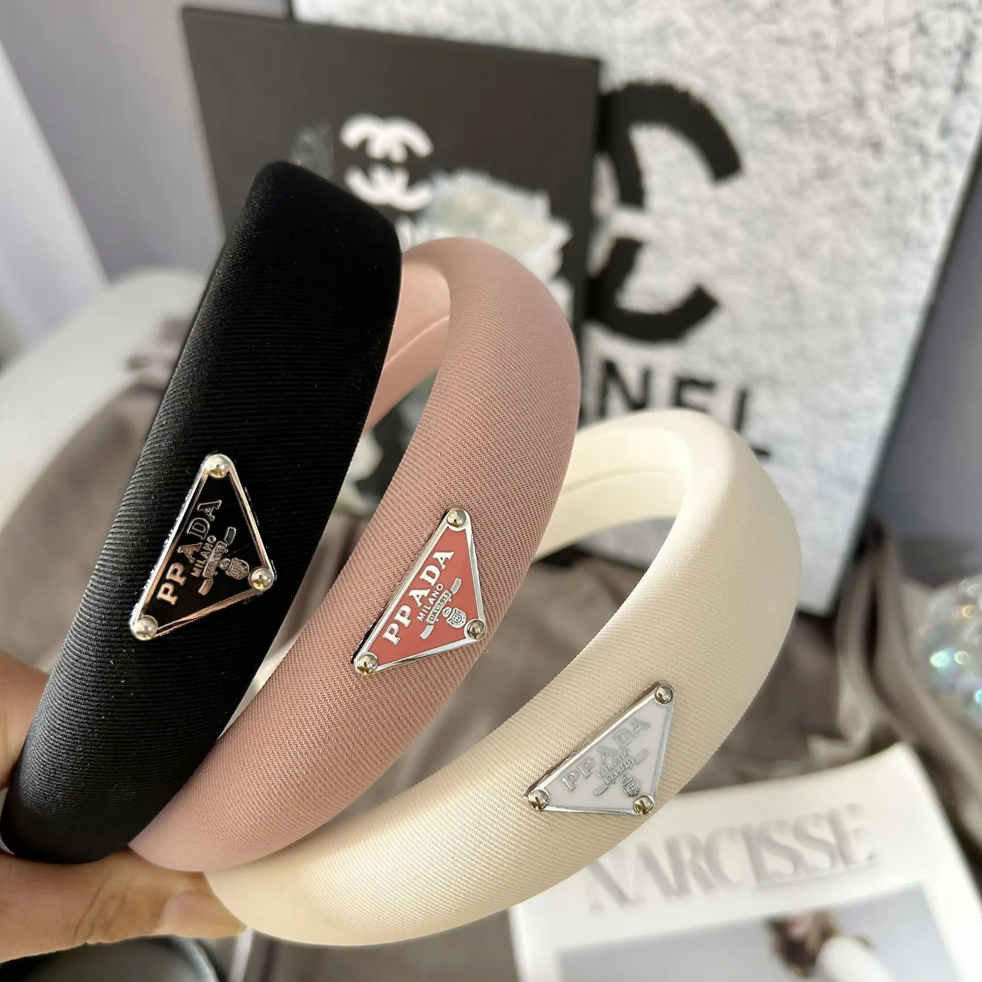 

Cream-colored wide-brimmed sponge headband with triangular logoelegant headband for girls pink ribbed high-crown hair accessory