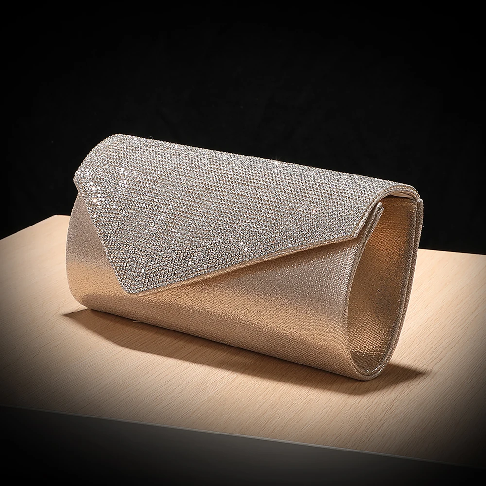 

Новая вечерняя сумочка-конверт серебристого и блестящего цвета — это модный и стильный выбор для женских банкетов, клатч с рефи-рефи
