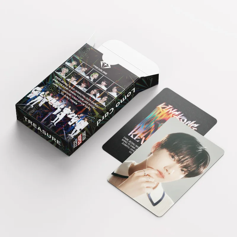 TREASURE MAKER Collection Holografische Fotokarten + Aufkleber Fan Merch Bundle für Treasure BOMB Fans