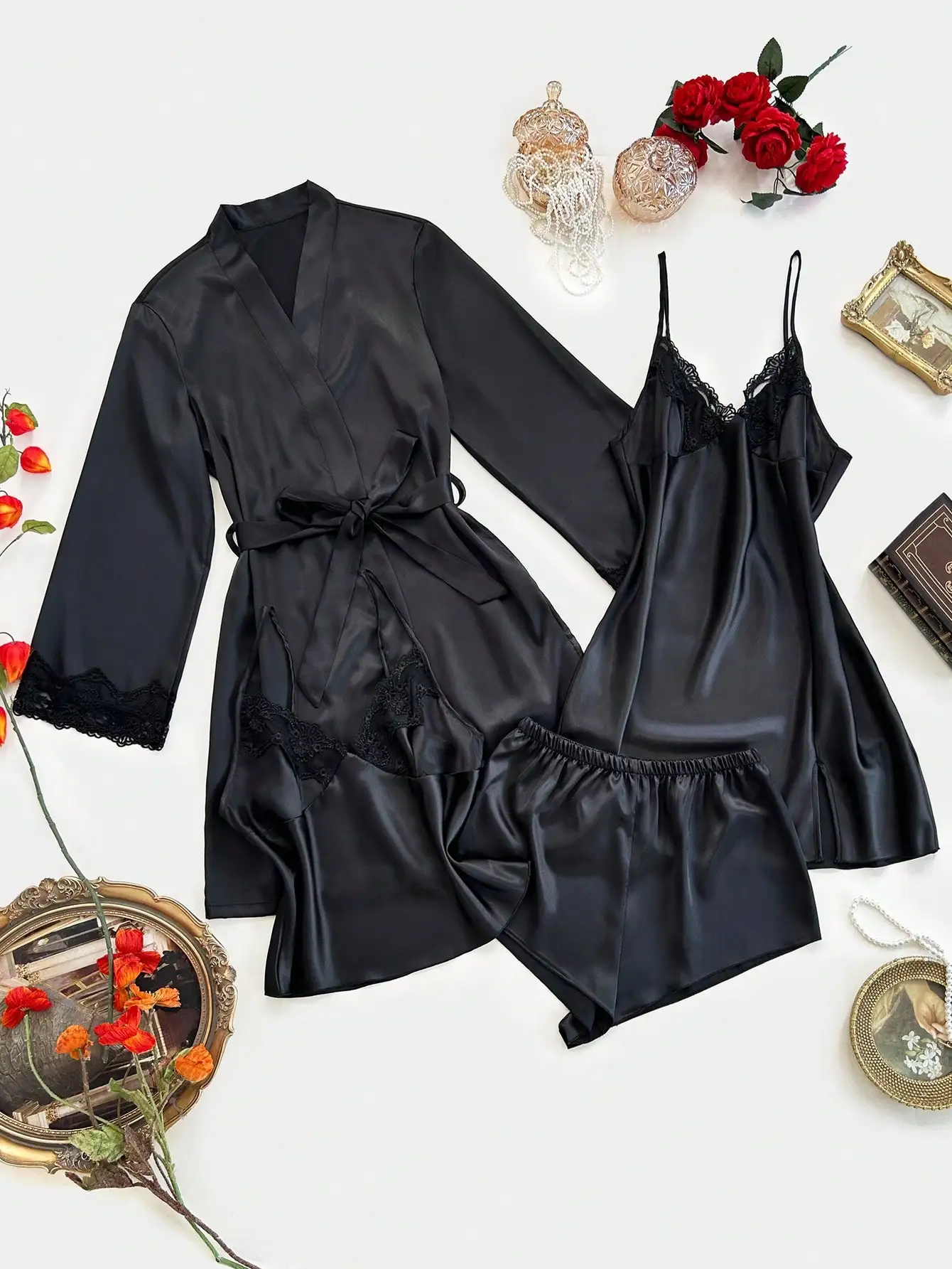 

Комплект для сна из 4 предметов: черный комплект из искусственного шелка с кружевной отделкой, состоящий из майки, шорт и халата.