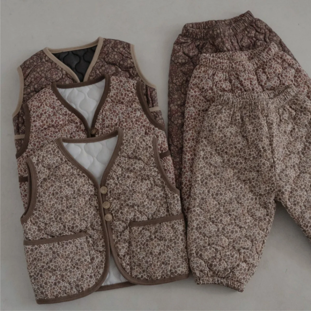 Description Picture 5 of item2025 Winter New Baby Sleeveless Clothes Set Infant Girls Vintage Floral Padded Vest + Pants 2pcs Suit Toddler Thick Warm Outfits