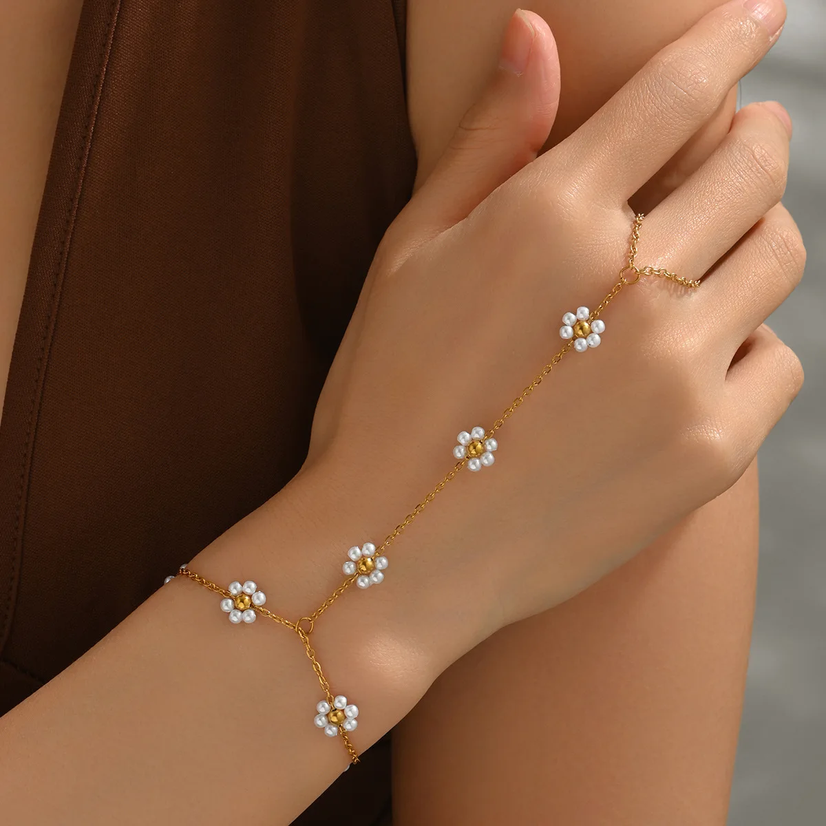 

Ювелирное украшение: простой браслет-цепочка с белым цветком, универсальный, из нержавеющей стали с имитацией жемчуга, для женщин.