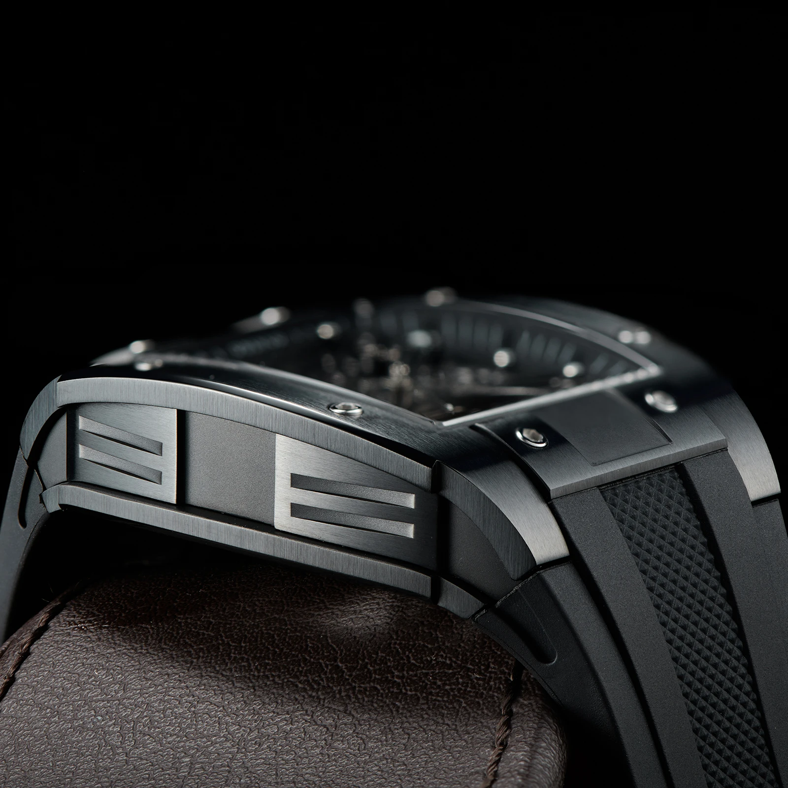 OBLVLO موضة الأسود PVD برميل شكل الجوف التدريجي ساعة أوتوماتيكية الهيكل العظمي المطاط مقاوم للماء ساعات آلية للرجال EM-ST