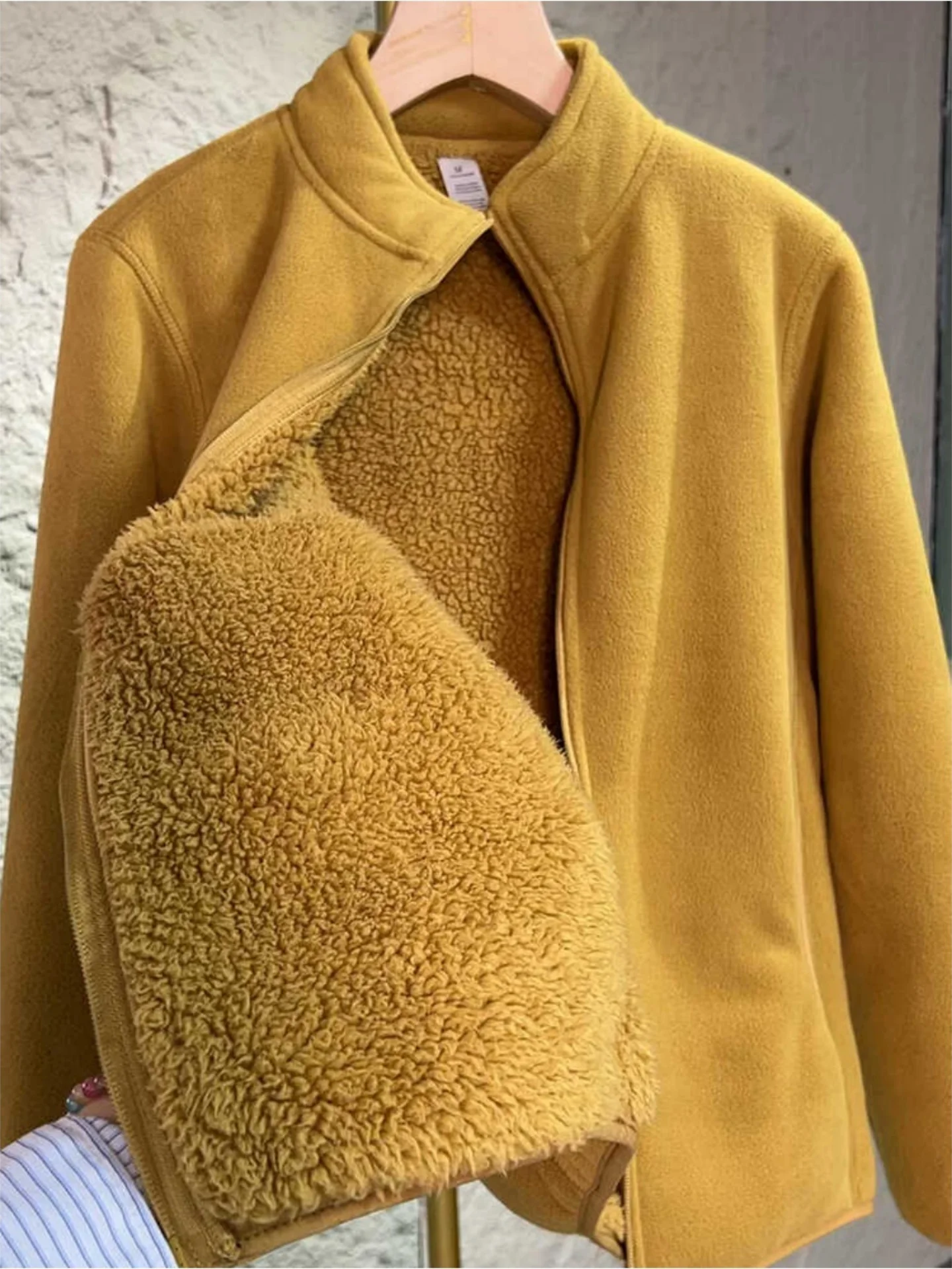 

Утепленная зимняя куртка с воротником-стойкой из овечьего меха, модная брендовая модель премиум-класса, двухслойная, из хлопка.