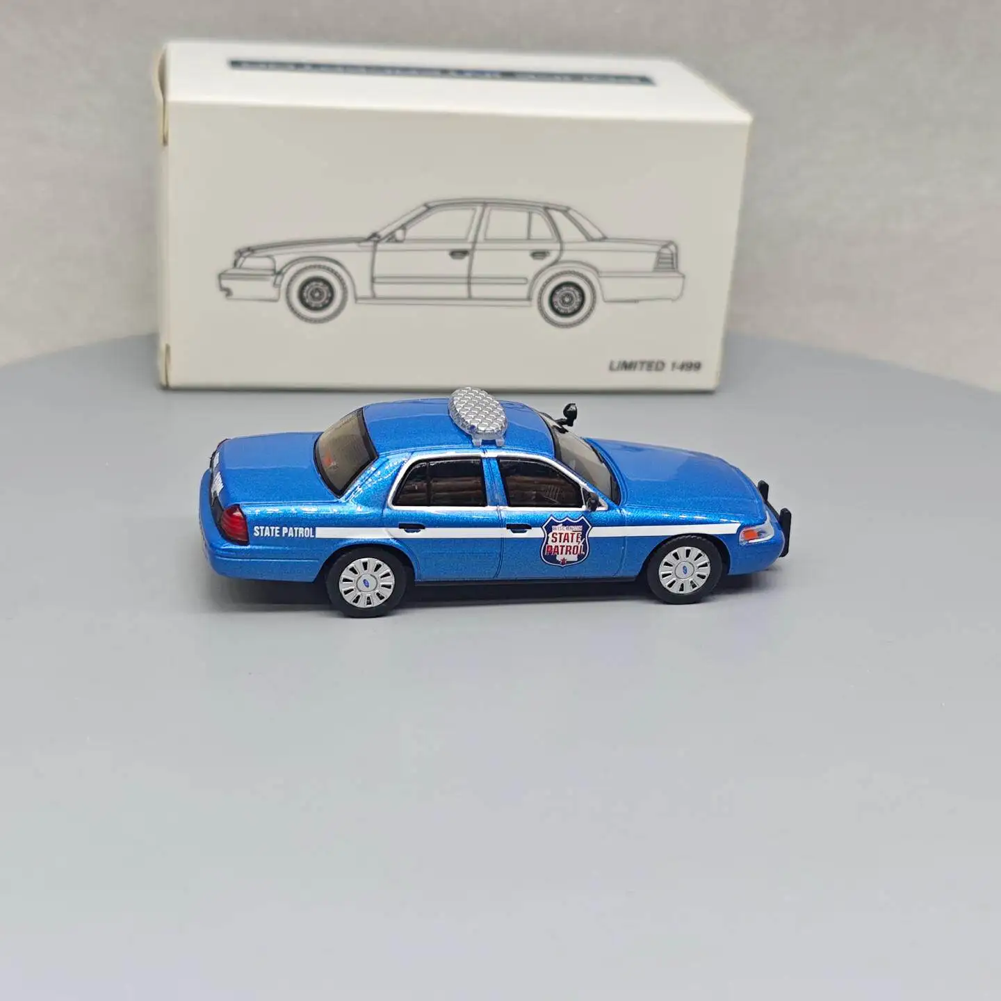 596 1:64 CV Crown Victoria-Wisconsin Patrol 596 104 Diecast Alloy Car Model Collectible Gift