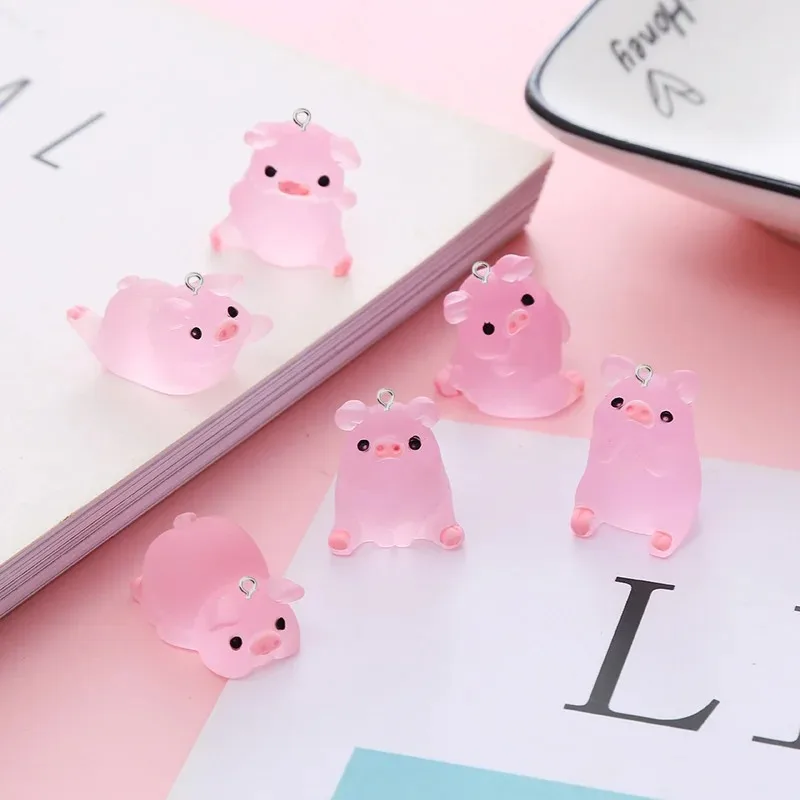 10 Stück süße rosa Yoga Schwein Harz Charms 3D leuchtende Tier Anhänger für DIY Schmuck machen Zubehör handgemachte Ohrring Halskette