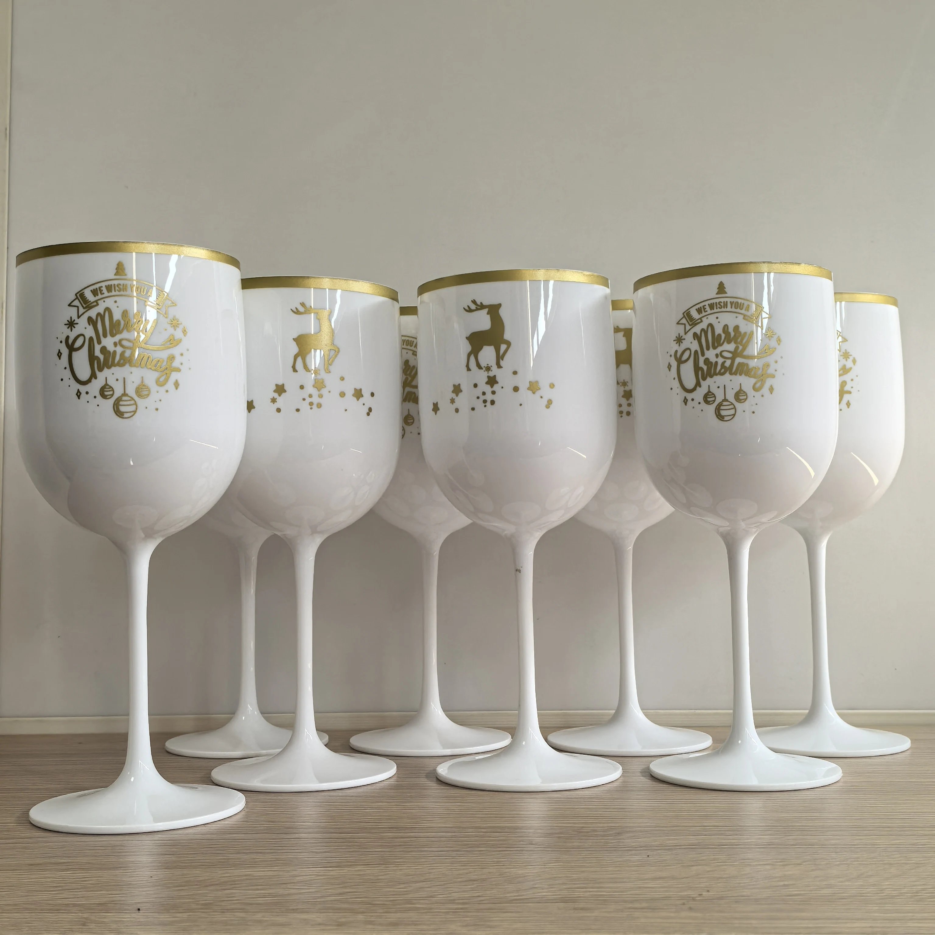 

Рождественские бокалы, флейты для шампанского, бокалы для красного вина.