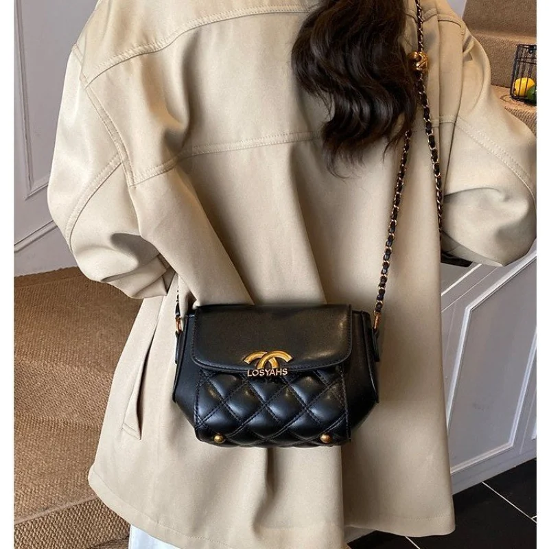 

Trendy Women Fanny Pack with Reflective Strip Nylon Material Safe Design Ideal for Night Running and Outdoor Sports