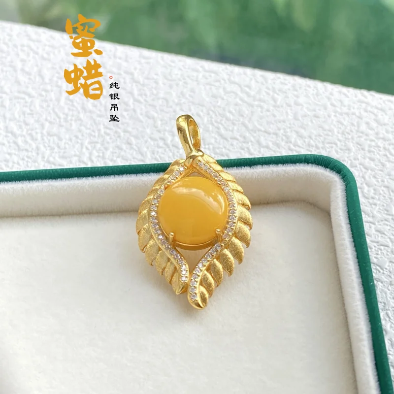 

Natural Chicken Fat Yellow Beeswax Eye Pendant S925 Sterling Silver Inlaid
