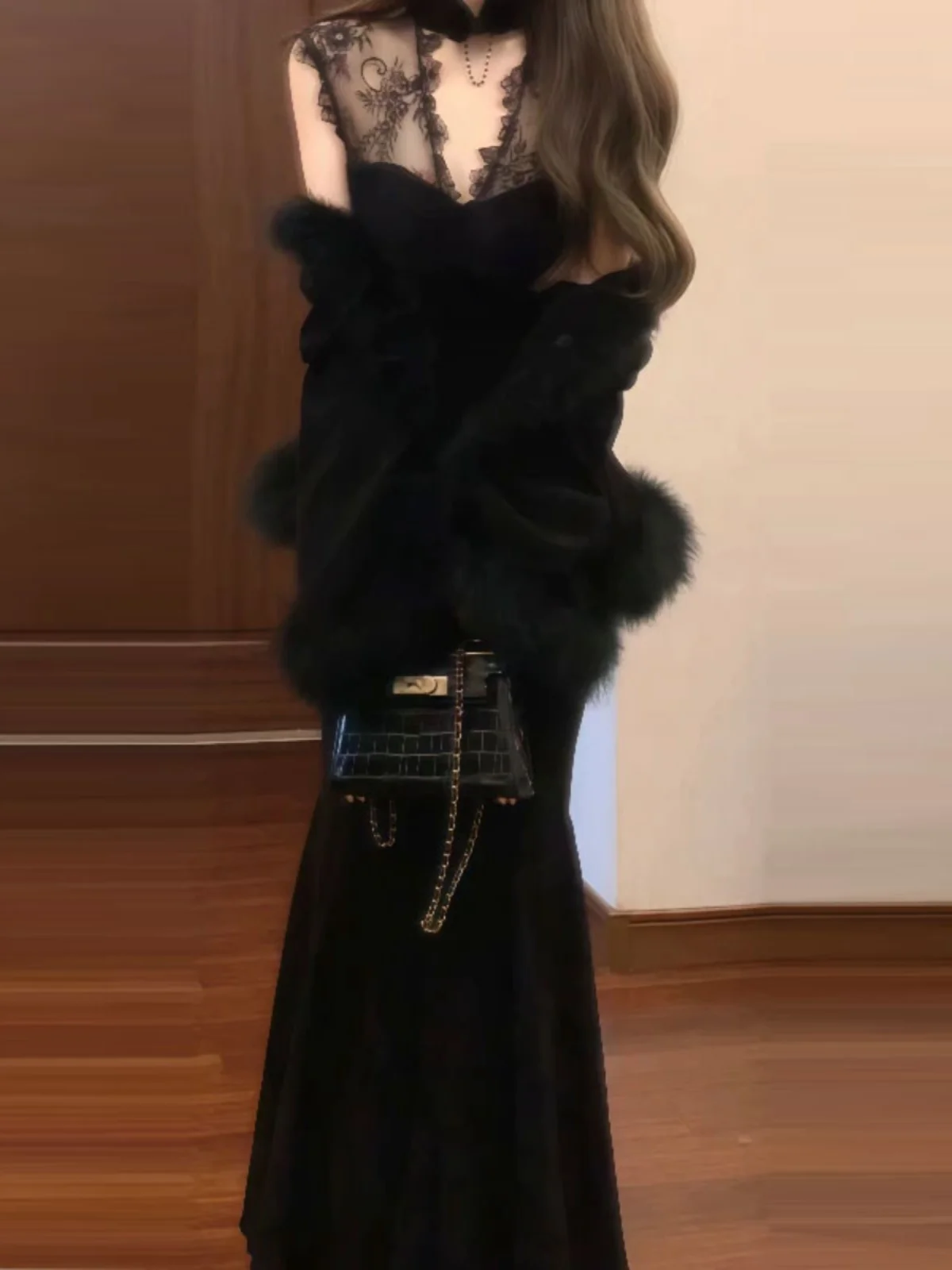 

Сексуальный кружевной комплект из двух предметов: пальто-русалка и меховая накидка. Модный европейский стиль, весенний сезон, женский модный наряд из хлопкового материала.