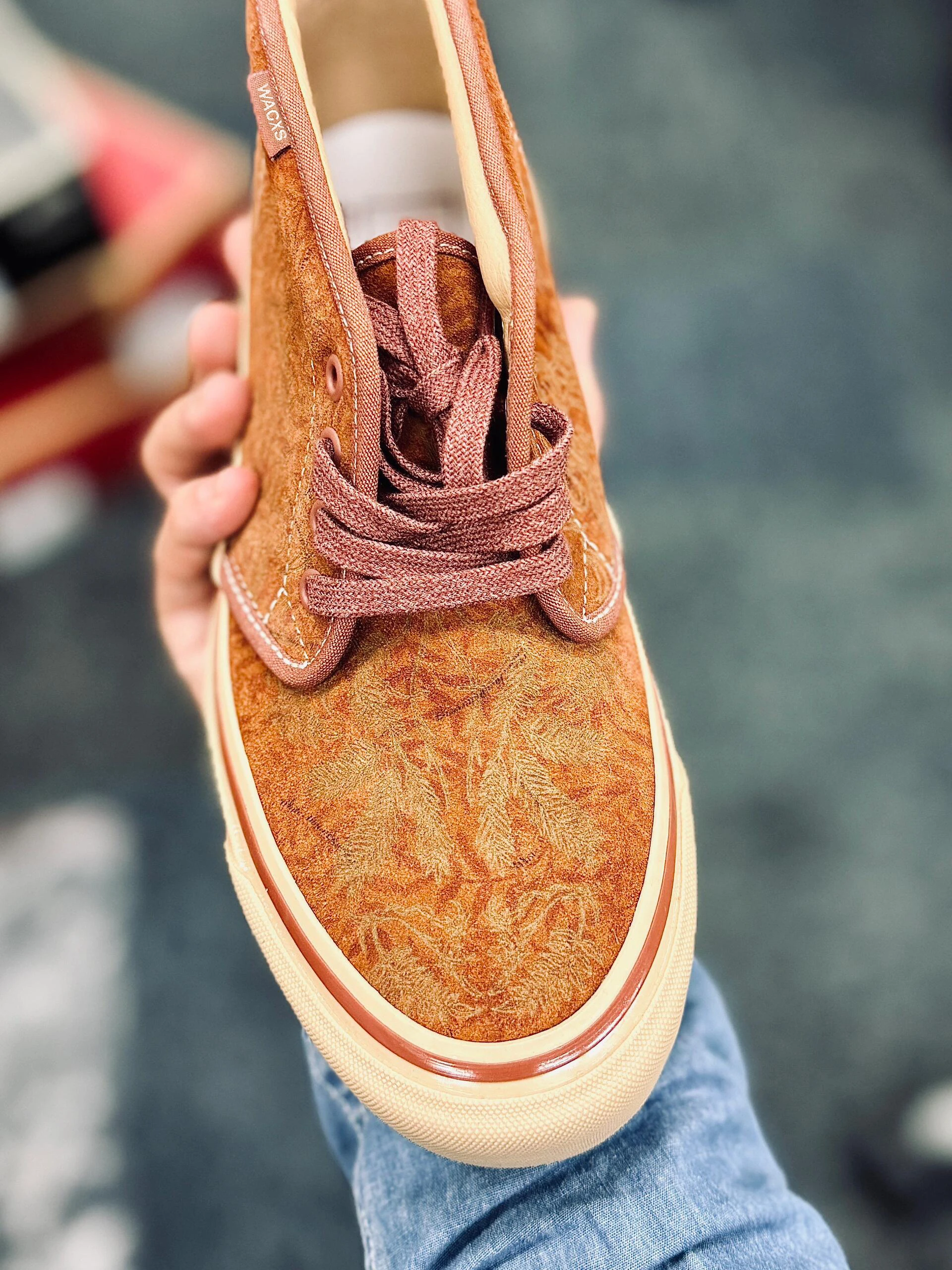 chaussures-decontractees-mi-montantes-en-daim-marron-meadow-brown-modele-collabore-maple-le-enaving-white-mountaineering-board-tendance-jeunesse