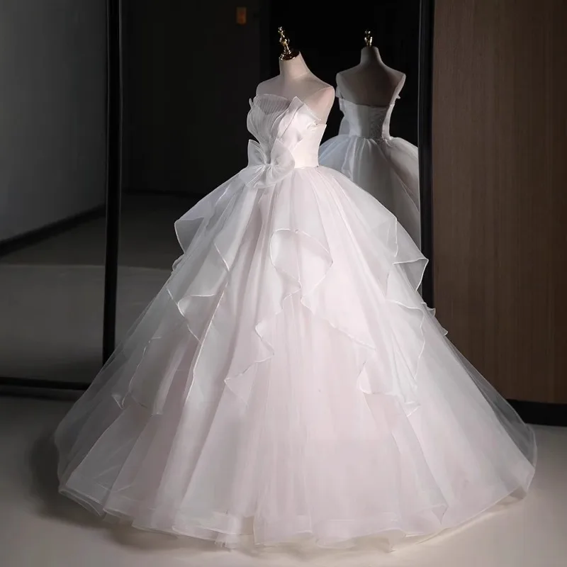 2025 여성용 새롭고 달콤한 흰색 웨딩 신부 스트랩리스 웨딩드레스 이브닝 드레스 패셔너블한 요정 연회 그랜드 디스플레이 드레스