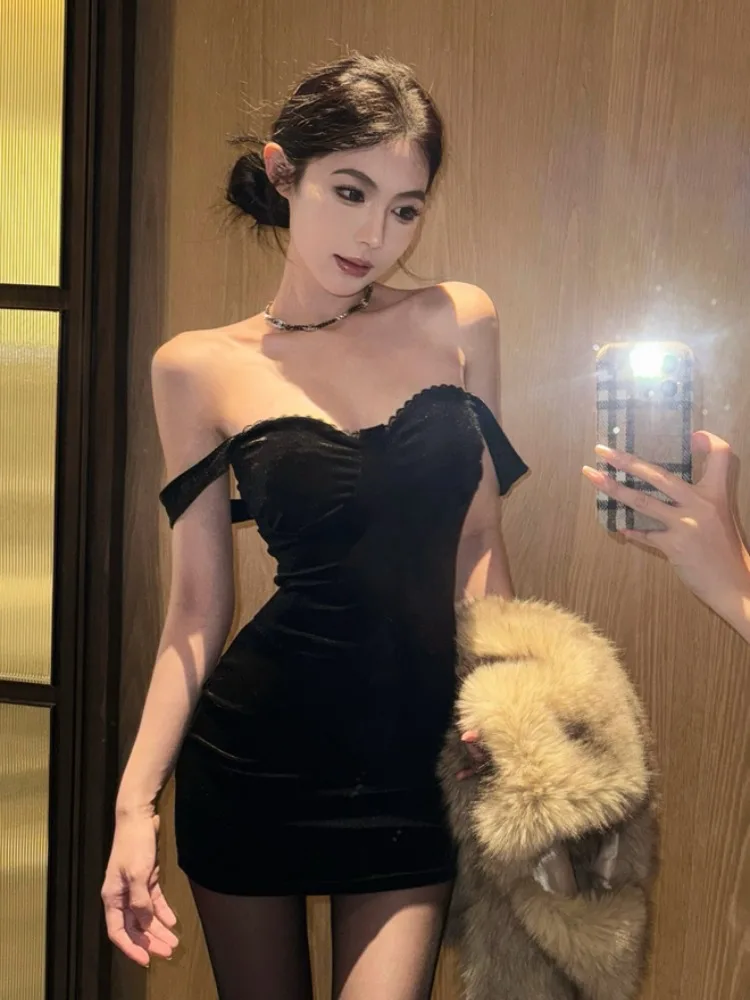 

Sexy Velvet Bodycon Dress with Waist-Cinching And One-Shoulder Strap for Trendy Women Korean Style Commute Pure Desire