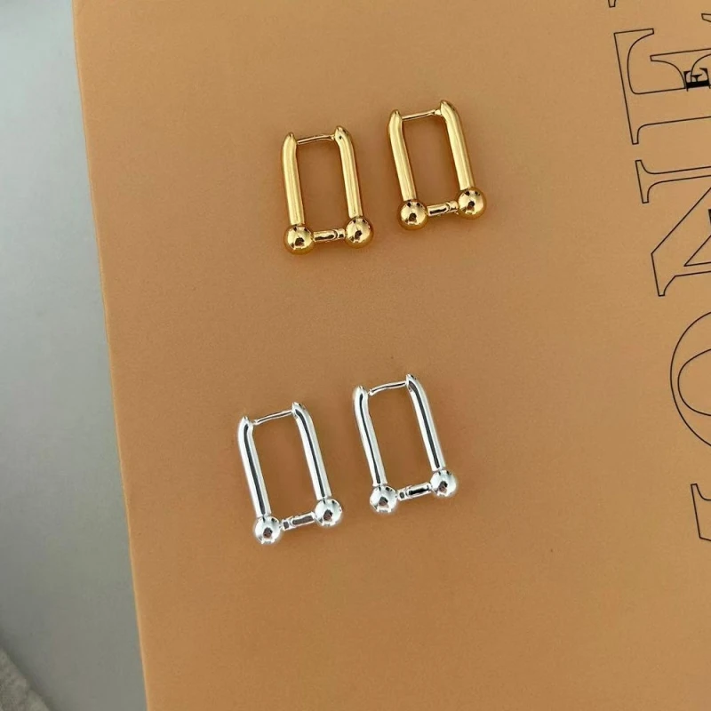 

Horseshoe-shaped earrings with real gold plating on the surface are fashionable women's earrings