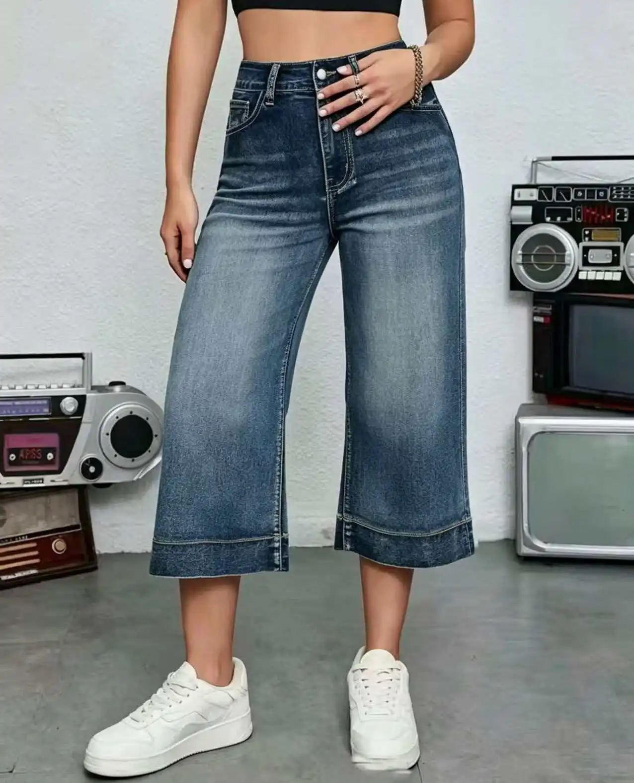 Women's high-waisted wide-leg jeans, straight-cut, slimming and versatile, cropped to three-quarter length