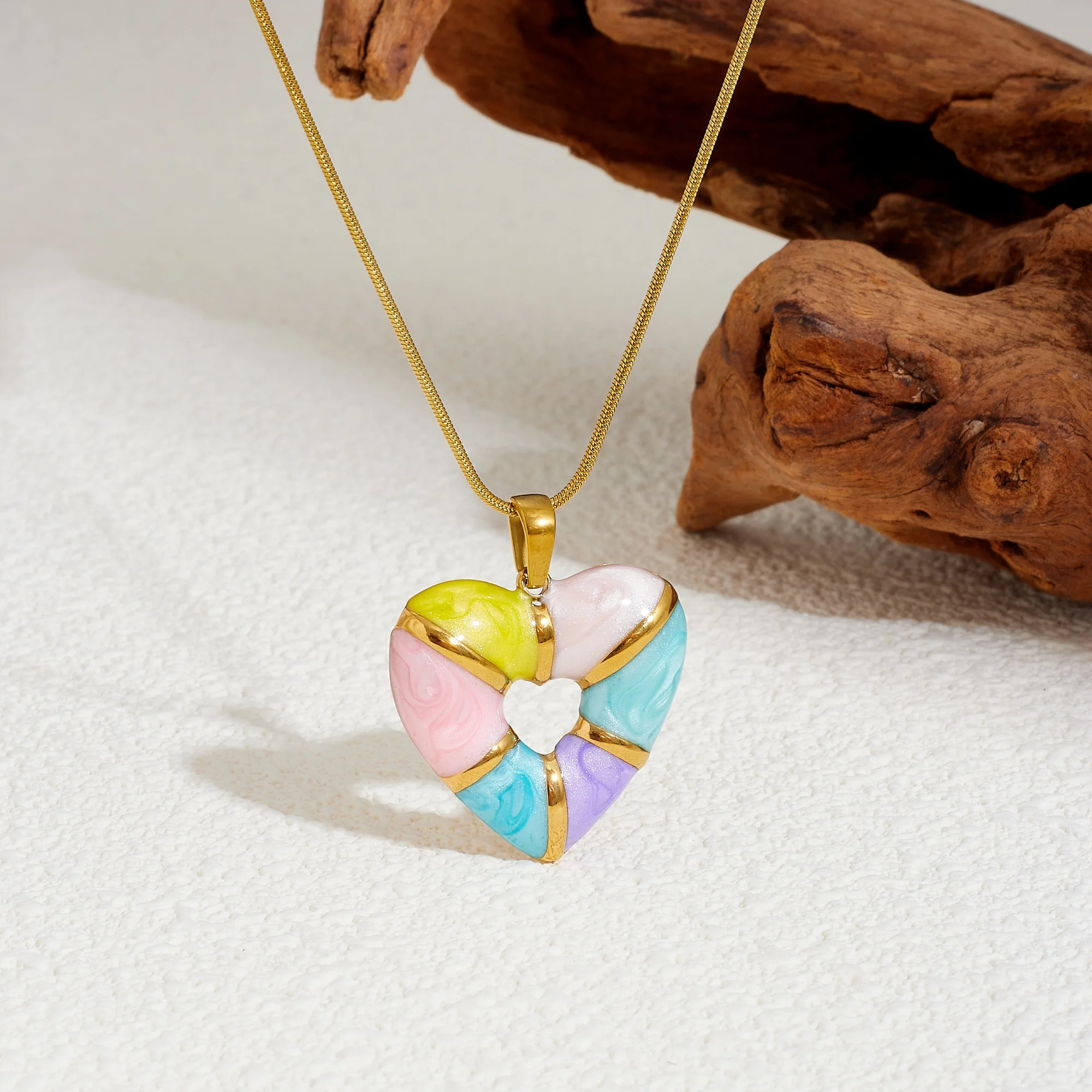 Goldene Halskette mit ausgehöhltem Herzanhänger, Regenbogen-Emaille, Liebes-Charm-Anhänger für Damen, Edelstahl-Schmuck, Geschenk