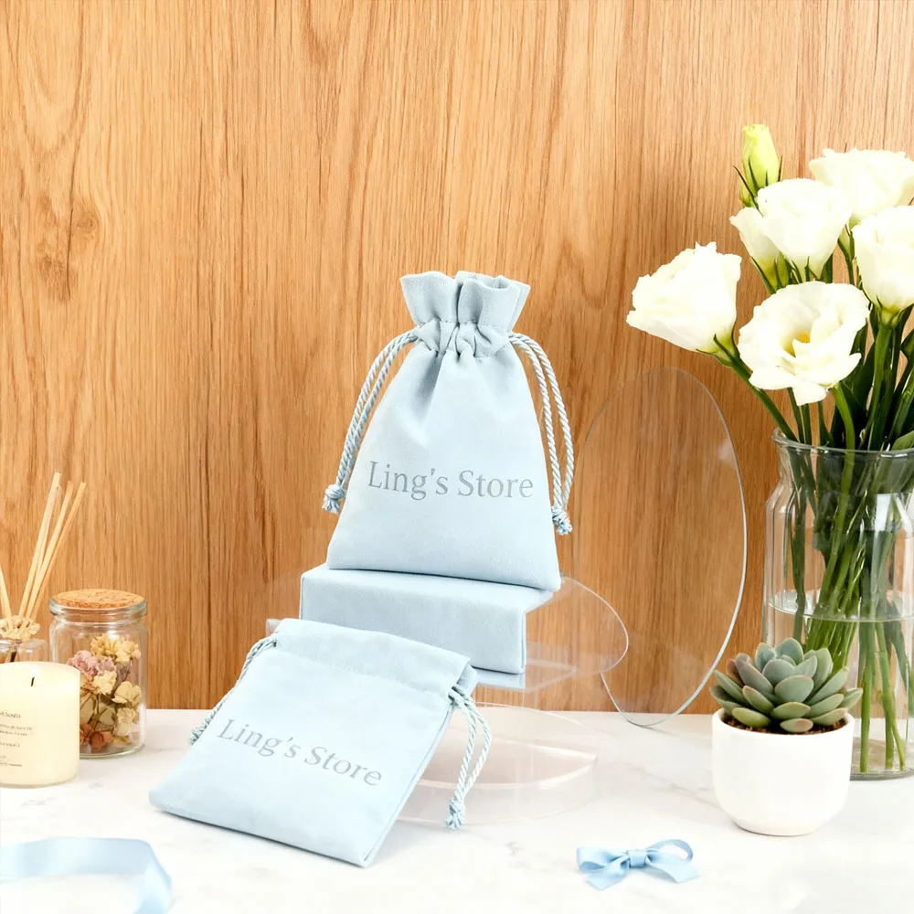 

100 шт., персонализированные сумки из микрофибры с тиснением логотипа, сумки на заказ, ювелирные изделия, упаковка на шнурке, кольцо, брошь для хранения конфет, оптом