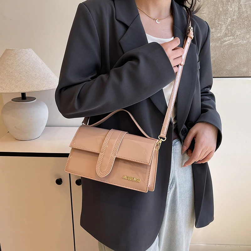 

Минималистичная уникальная сумка на одно плечо из искусственной кожи с металлической фурнитурой. Универсальный шикарный дизайн для ежедневного использования.