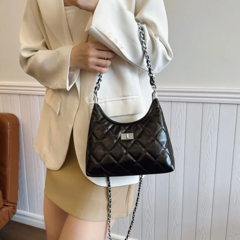 

Trendy Textured Fabric Shoulder Bag For Women Tactile Underarm Bag For Adding Interest To A Simple Outfit