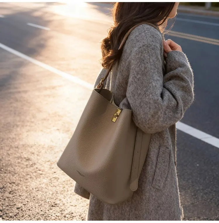 Minimalistische Kamelbraune Kunstleder-Bucket-Bag, genarbte Textur mit Schlossakzent, vielseitige Alltagstasche für Arbeit & Ausflüge – Detail 7