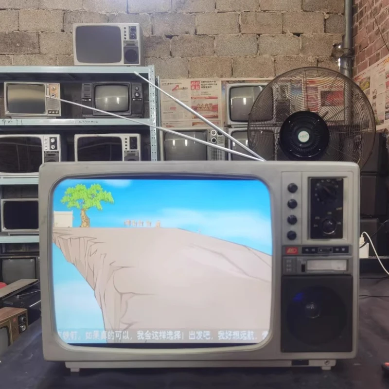 Playable vintage TV black and white TV retro nostalgic antique collection ornament photography props
