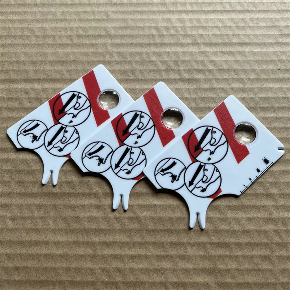 Tick Card With Magnifying Glass Allows Easy Removal Of Ticks Tick Remover For Dogs And Cats With Handy Pocket Size 8.5x5.4x0.1cm