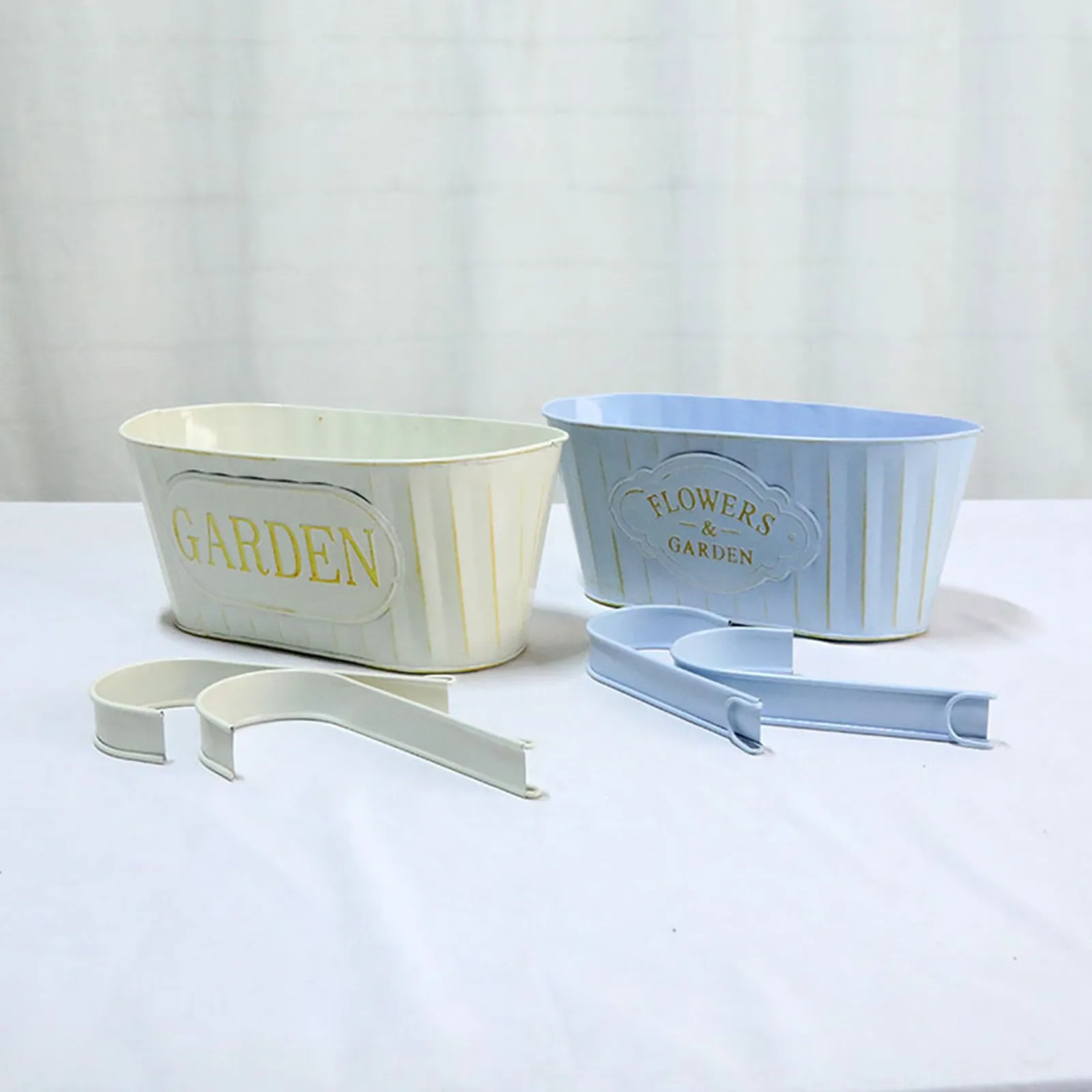 حامل نباتات زهور نافذة معلق معدني مع فتحات تصريف وعاء زهور بخطاف مزدوج قابل للإزالة لسياج درابزين الشرفة