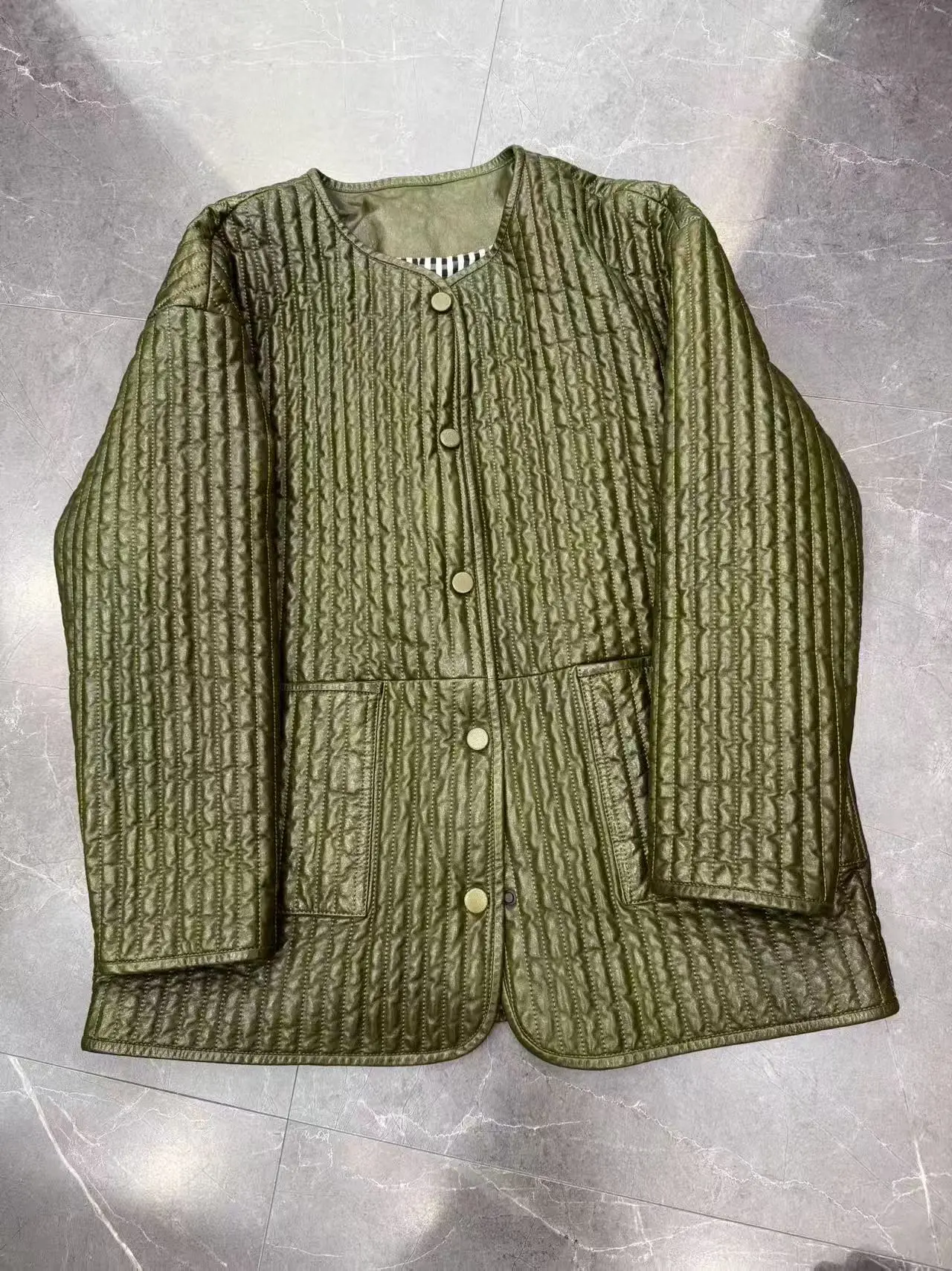 Chaqueta de cuero ligera a la moda para mujer, abrigo moderno de piel de oveja auténtica con cuello redondo, abrigo de invierno cálido y Reversible