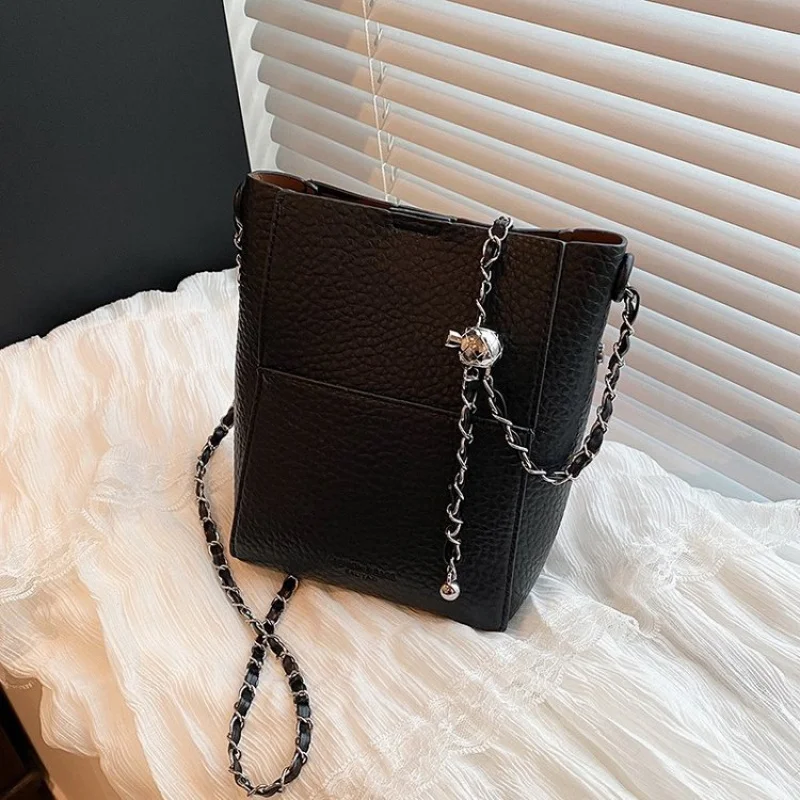 

Кожаная большая сумка с начальной подвеской для женщин с практичной элегантностью и персонализированной сенсорной монограммой