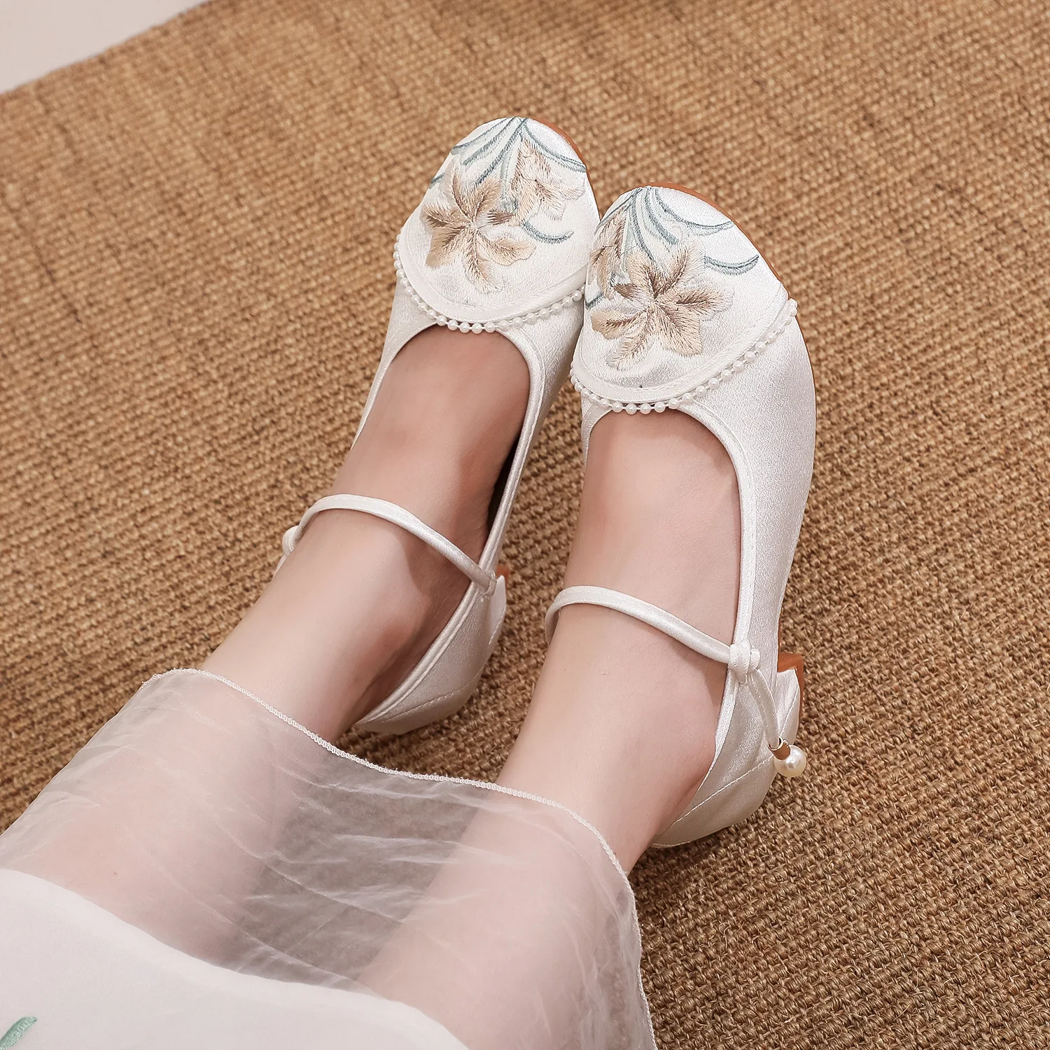 Women Embroidered Flowers Shoes High Ankle Sewing Shoes Hanfu Pumps