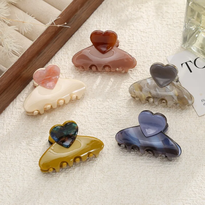

1pcs Shimmer Heart Hair Claw Women Adorable Iridescent Playful Accents Trendy Accessory Girls New Headwear Daily Casual Outfits