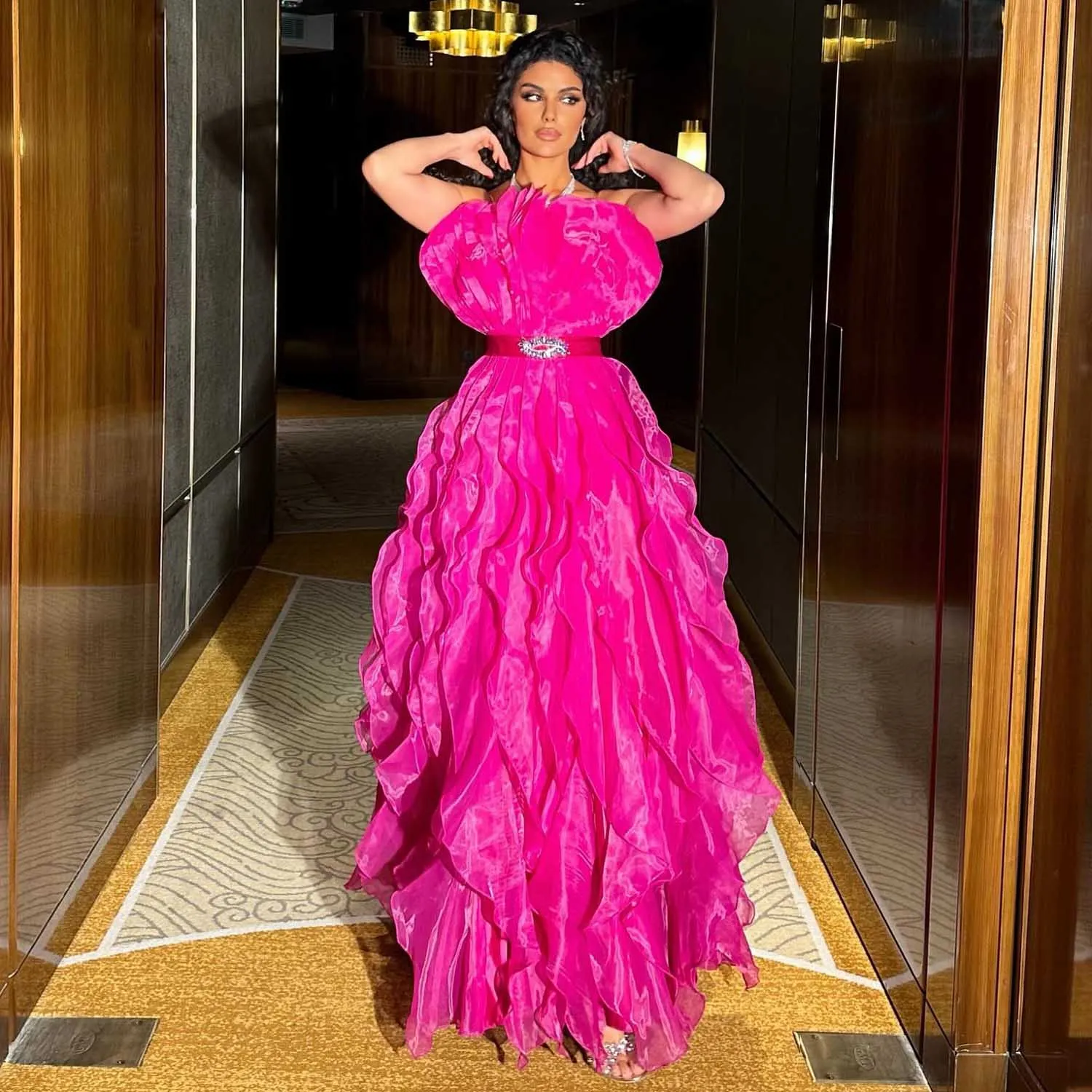 Fabuloso rosa quente plissado organza vestido de baile formal vestidos de festa em camadas fúcsia vestido de celebridade 2025 vestido maxi de noite personalizado