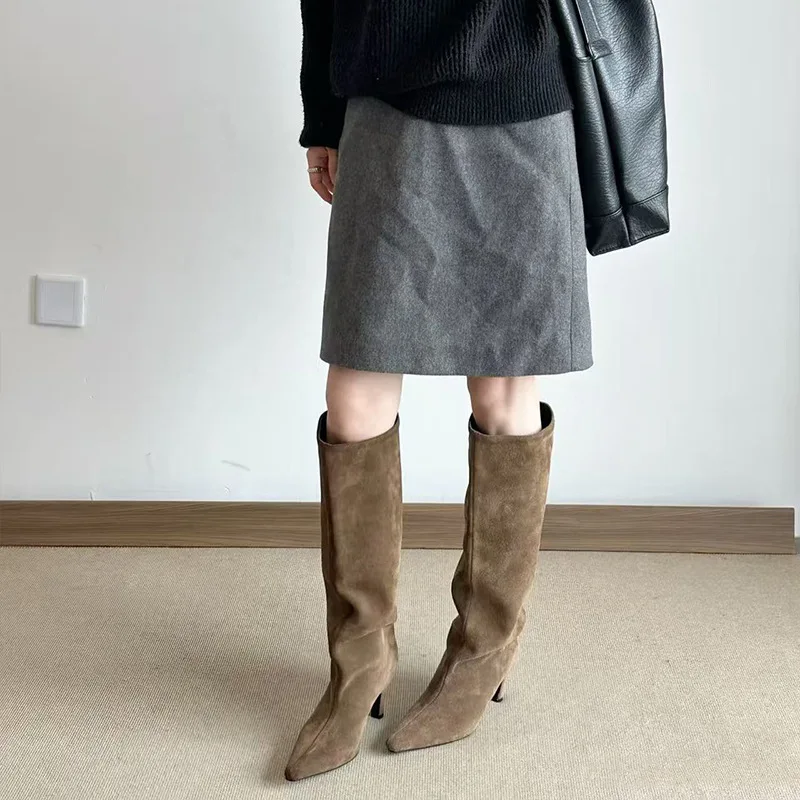 Botas altas hasta la rodilla para mujer, de ante, con punta afilada, tacón bajo y caña ancha, con pliegues, largas, para otoño e invierno, elegantes y a la moda, ideales para combinar con vestidos.