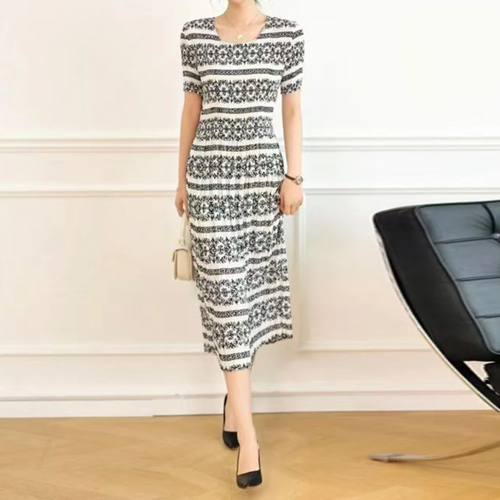 

Elegant mother dress summer new round neck short sleeve printing middle-aged and elderly silk pleated skirt looks thin