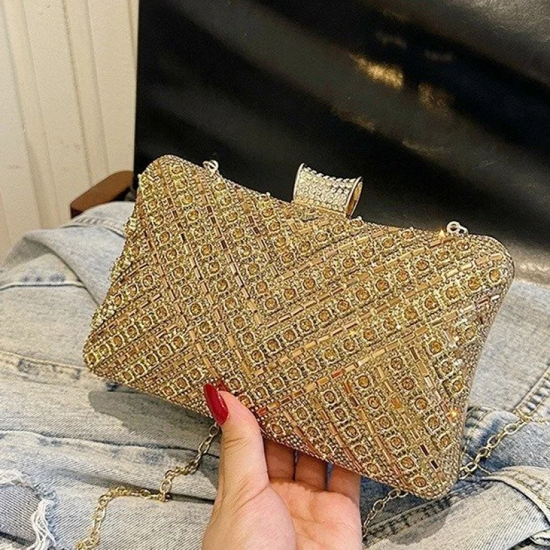 Luksusowa damska torba typu tote wykonana z matowej skóry, inspirowana słynnymi projektantami i emanująca stylizacją codzienną w stylu paryjskim. ​