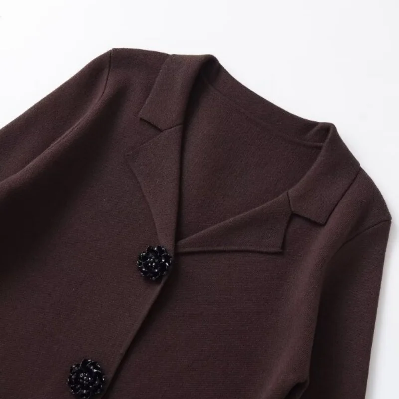 Damski kardigan z dzianiny, ozdobiony guzikami i klejnotami, jesienno-zimowa moda, swobodna odzież wierzchnia