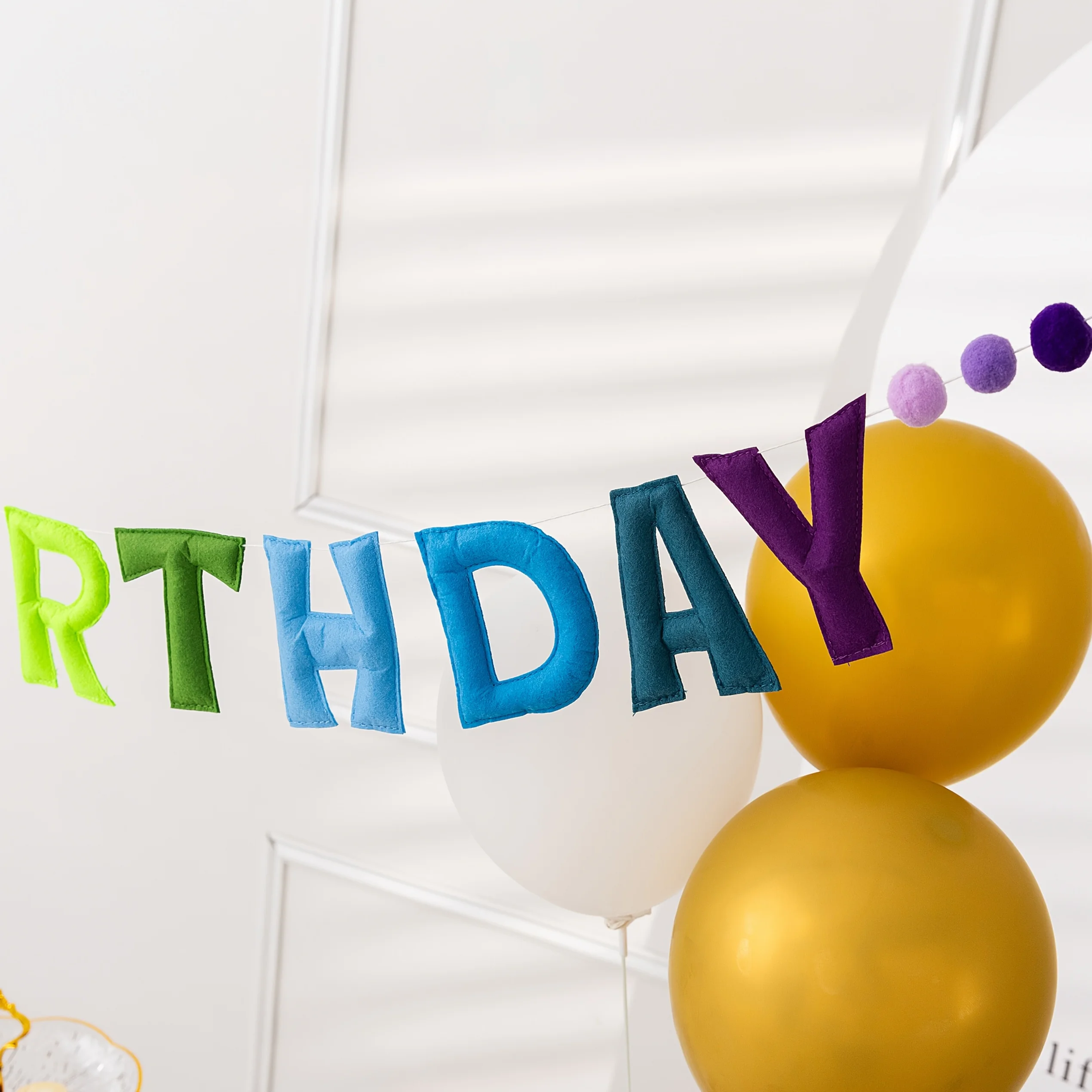 [لافتة عيد ميلاد ملونة] لافتة عيد ميلاد سعيد ملونة بألوان قوس قزح - إكليل من القماش مسبقًا