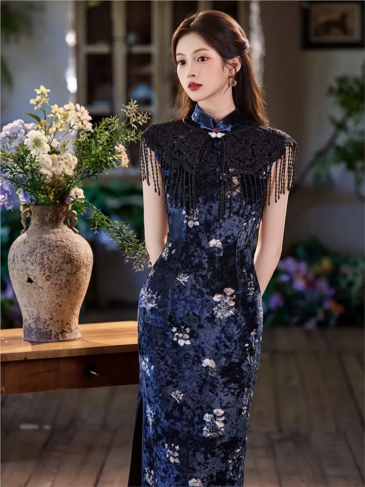 

Новый синий Cheongsam – это легкий и элегантный, подходящий для повседневного ношения.
