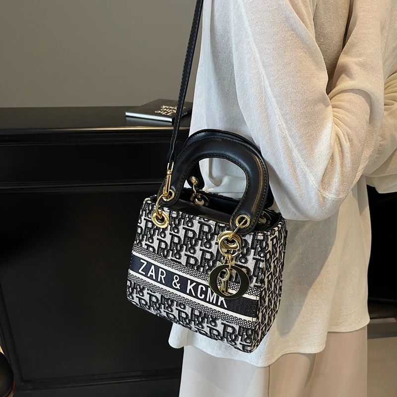 

Travel Friendly Women Messenger Bag Waterproof Leather Crossbody Purse Ladies Crossbody Handbag Passport Slot