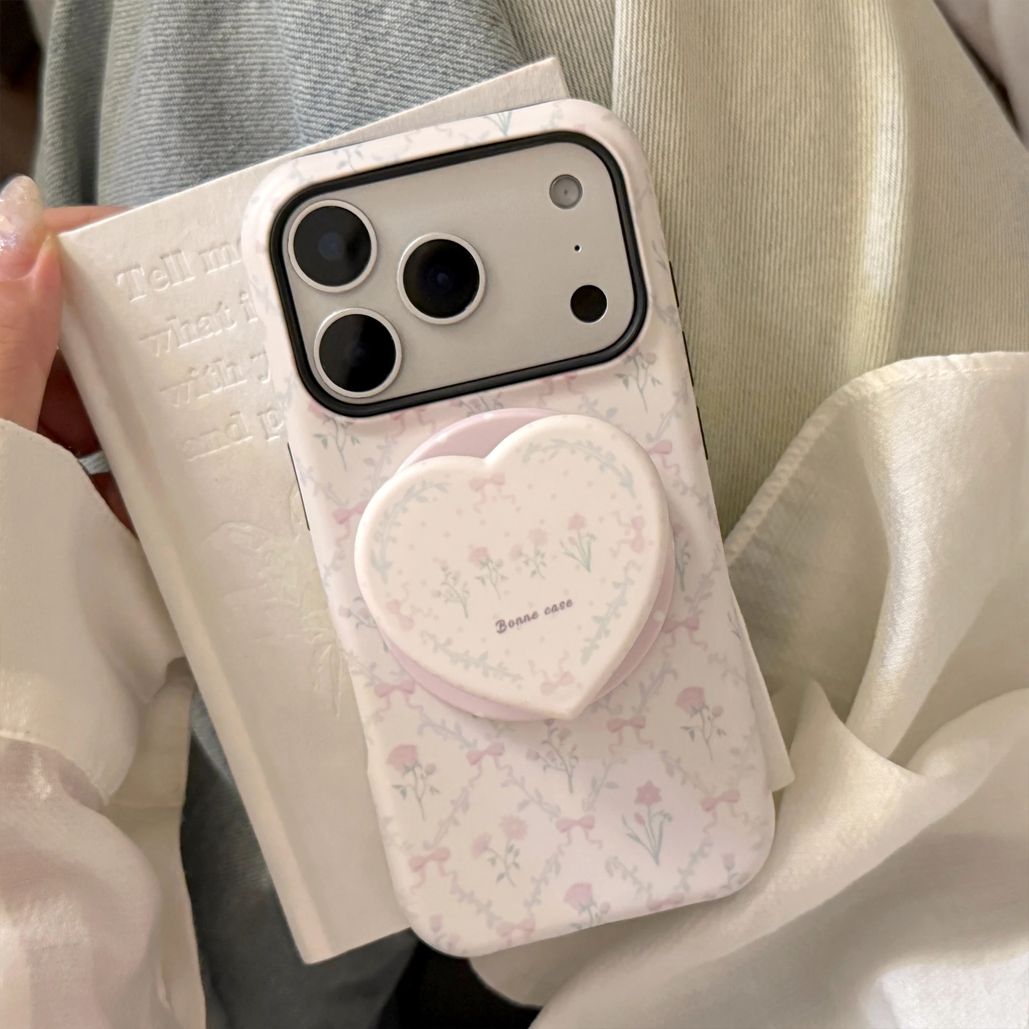 Coque de protection mate rose à motif floral et nœud papillon, motif losanges doux et délicats, avec support magnétique pour iPhone 17 16 15 14 13 Pro Max