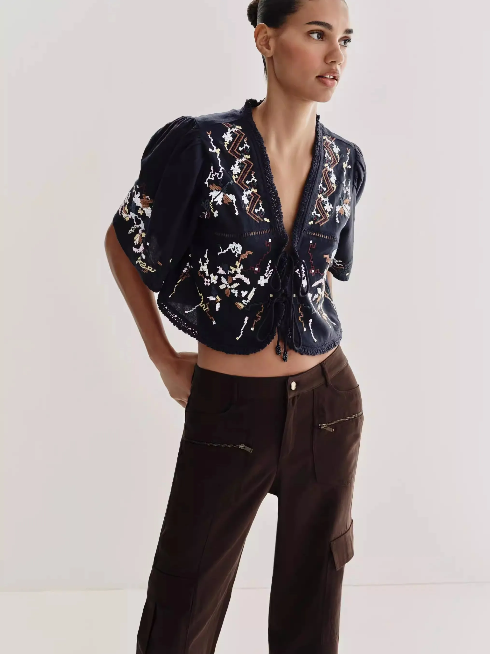 

New Summer Women's Loose ort Sve V-Ne Embroidered Top Floral Design Comfortable Fit Faionable Ethnic Sle Clothing