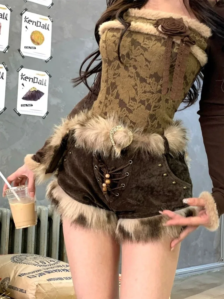 

Новинка 2025, осенняя модная кружевная футболка в стиле ретро, комплект из двух предметов + субкультура Y2K, сексуальные меховые лоскутные шорты с низкой талией