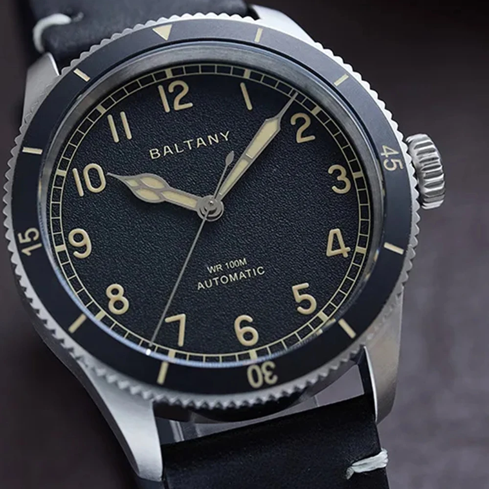 

Baltany S2076 Автоматические механические часы Пилотные часы цвета хаки Aviation Homage Керамический безель NH38 Механизм Винтажные наручные часы