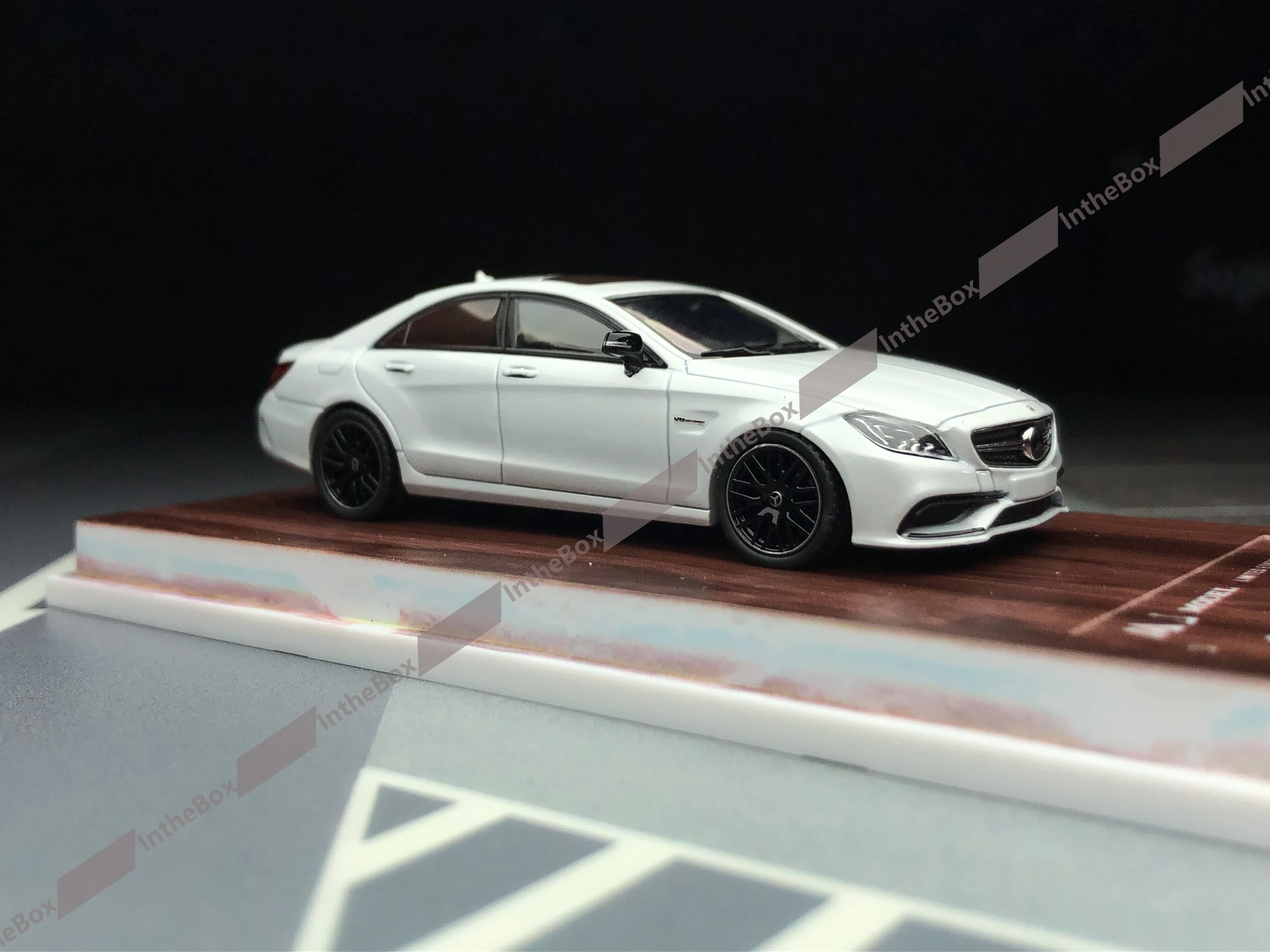 MJ 1:64 CLS63 White Model Car Diecast Collection Limited Edition